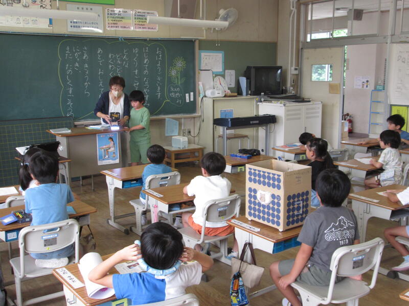 「すごいね」夏休みの取り組みをお互いに紹介（１年生）