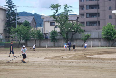 レーキを手に校庭整地を行ってくれています