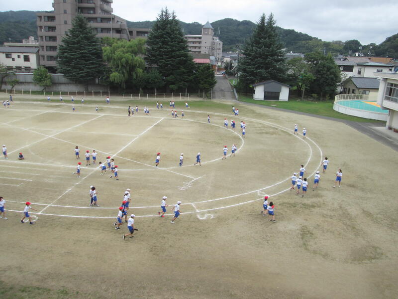 自分のペースで走る子どもたち