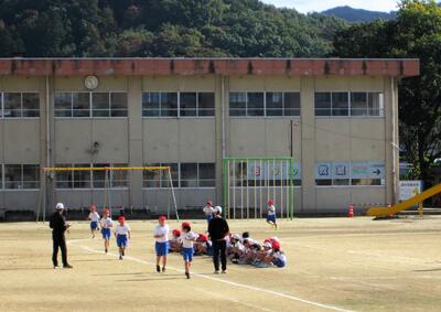 一生懸命走っています（３年生・体育）