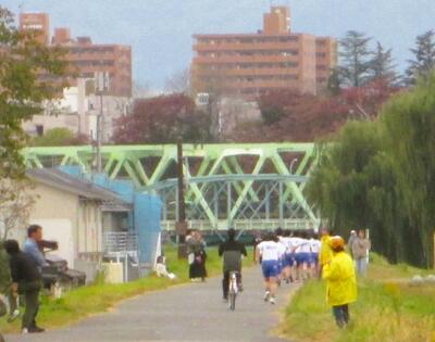 教育実習の先生が自転車で伴走してくれました