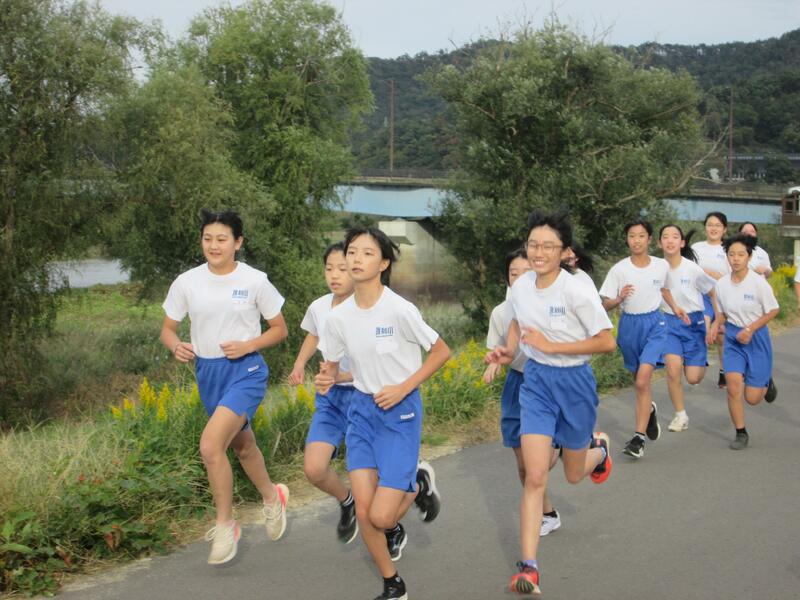 ６年生・女子の力走