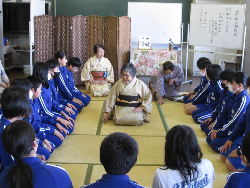 正座や礼の仕方を教えていただきました