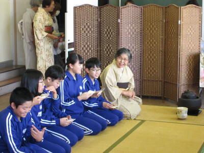 干菓子とおせんべえをいただきます