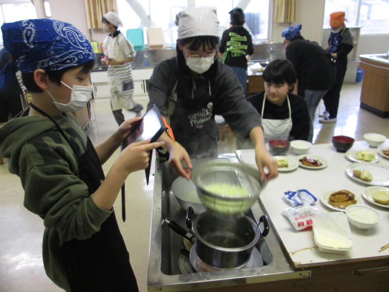 仕上げに、温野菜を添えるとのこと