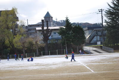 校庭にうっすらと雪が