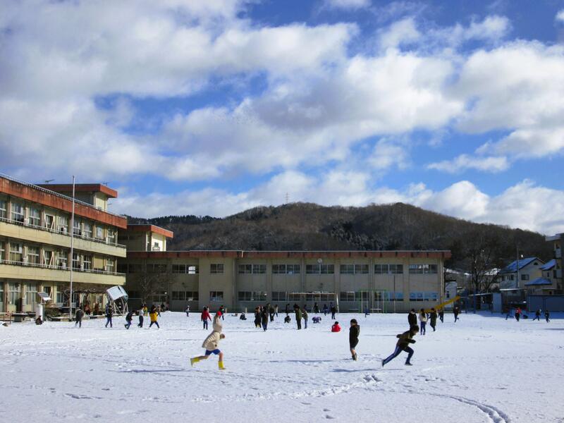 雪の校庭を子どもたちがとび出してきました