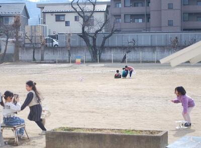 「さあ、撮るよ」と、おもちゃの動きを録画しています。