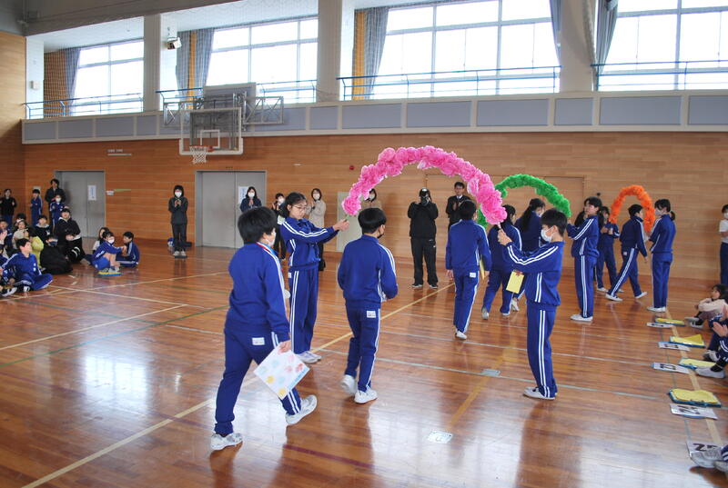 退場する６年生を見送ります