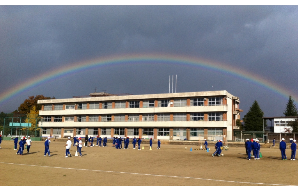 校舎と虹