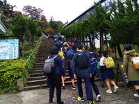 飯盛山の急な階段を一気に上りました。