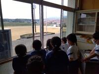 子どもたちが次々に窓際に集まってきます。