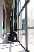 体育館ギャラリーの窓を拭く３年生保護者