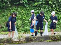 小学校周辺のごみ拾い