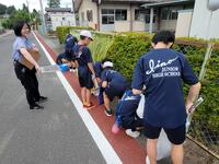 学校前の道路をきれいに